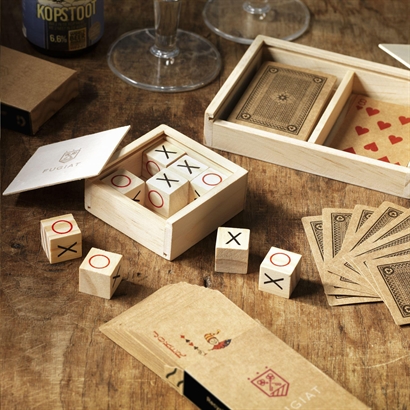 Rosé sommarpresent med spel och italienska chokladmandlar